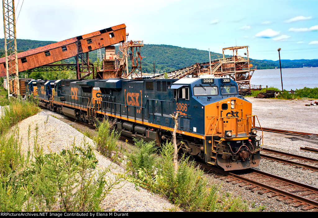 CSX 3066 on Q-417